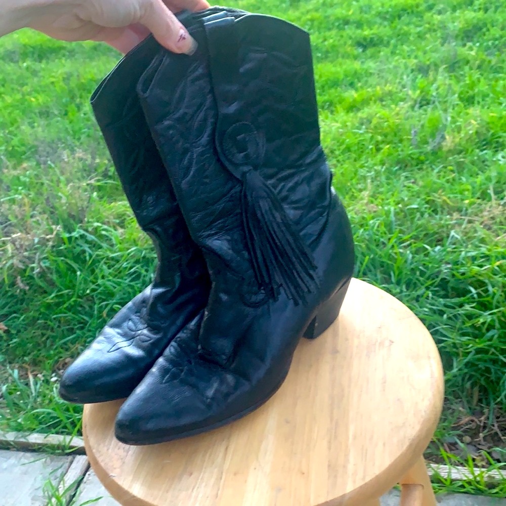 🔮🔥 Vintage Jet Black Fringe Leather Embroidered Lane Boots ❤️